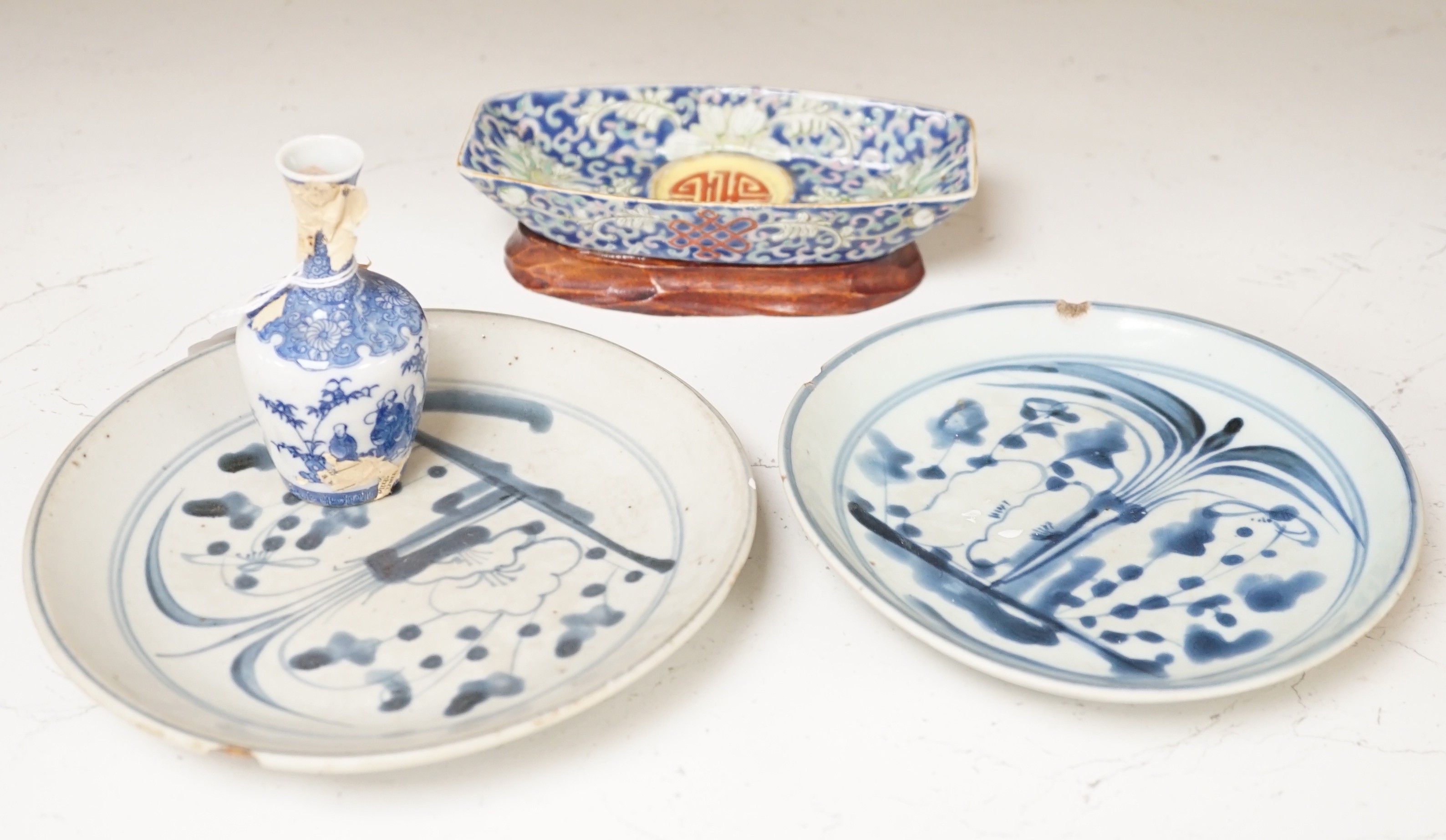 A Chinese enamelled porcelain cup stand, 15.2 cm, two Chinese blue and white plates and a small Japanese bottle vase